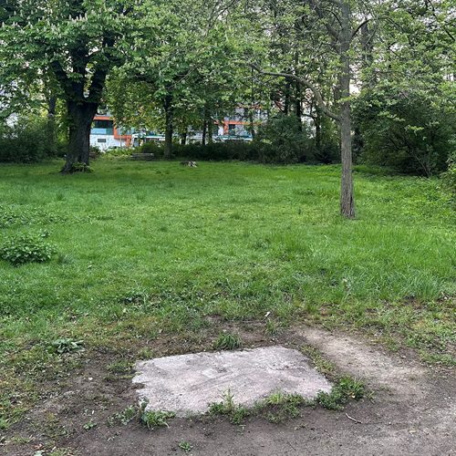 Carnot 2025-04-24 – Kopie Verwaiste Grundplatte des Carnot-Denkmals
